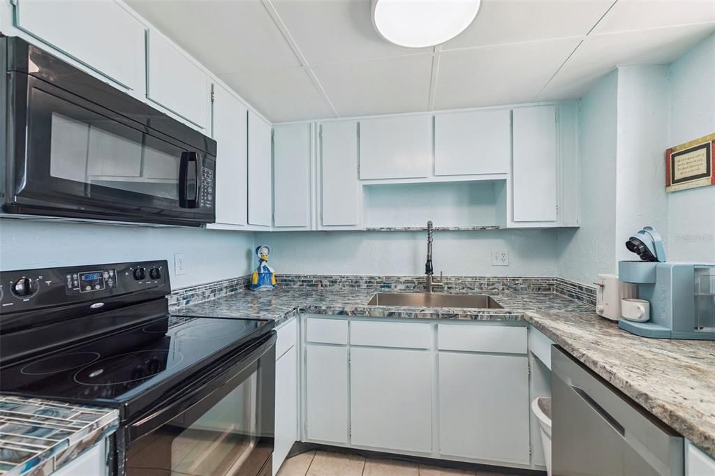 For Sale: $199,000 (2 beds, 2 baths, 929 Square Feet)