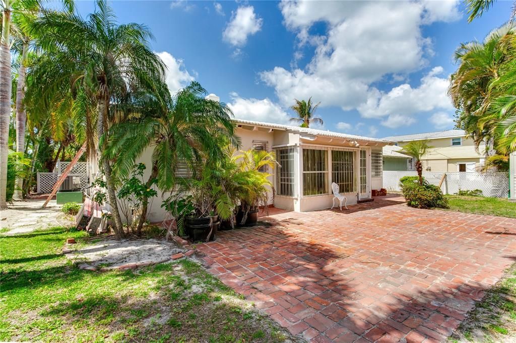 For Sale: $695,000 (3 beds, 2 baths, 1425 Square Feet)
