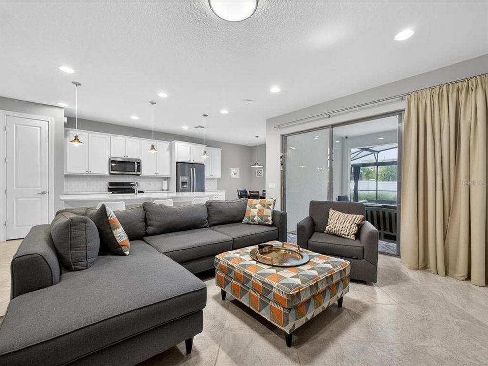 En Venta: $1,050,000 (3 camas, 3 baños, 2974 Pies cuadrados)