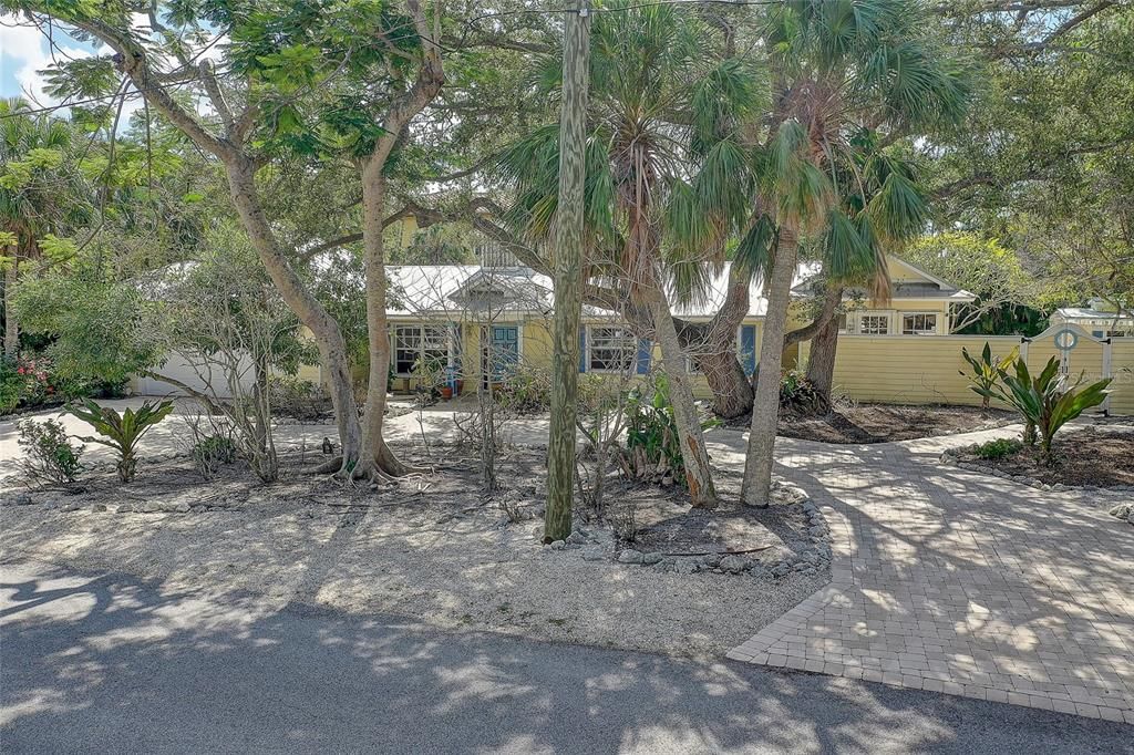 For Sale: $1,000,000 (0.30 acres)