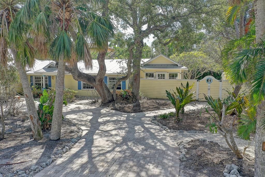 For Sale: $1,000,000 (0.30 acres)