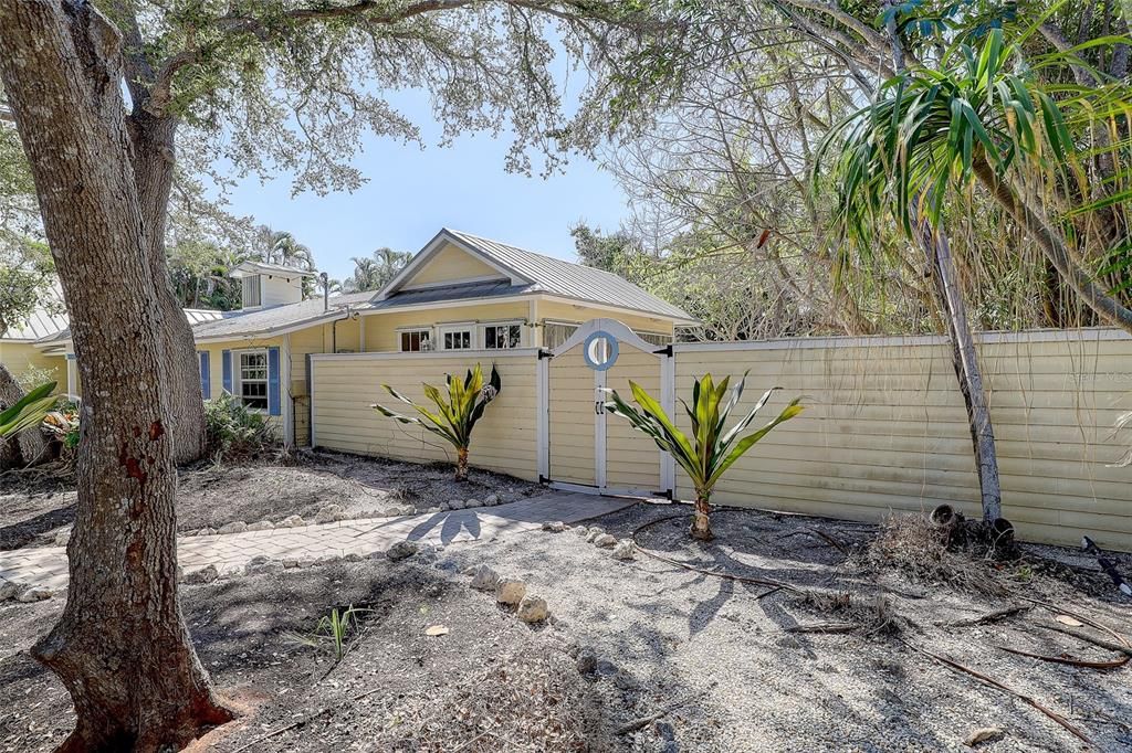 For Sale: $1,000,000 (0.30 acres)