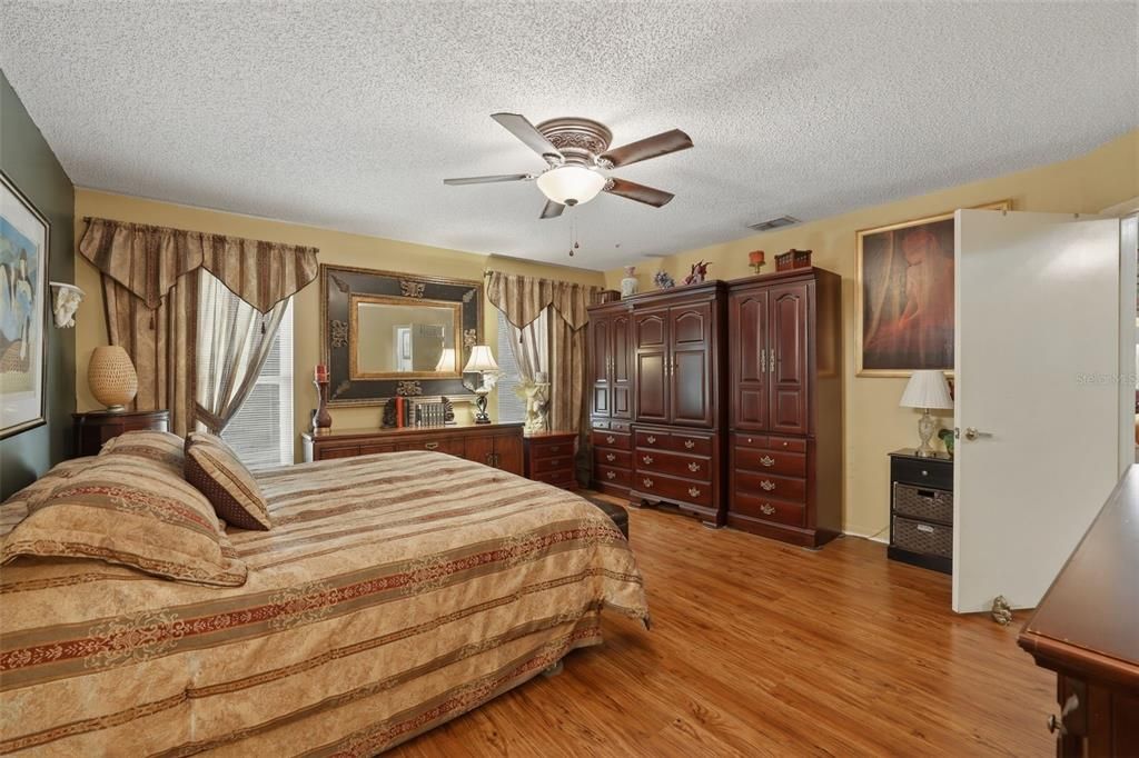 For Sale: $574,900 (3 beds, 2 baths, 1517 Square Feet)