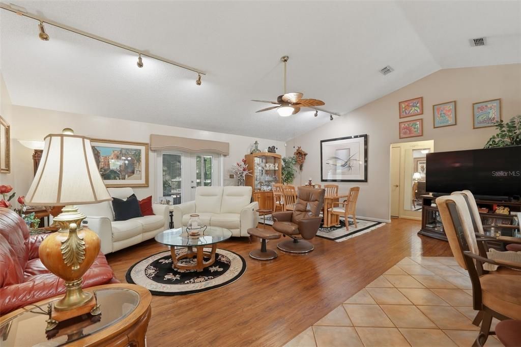 For Sale: $574,900 (3 beds, 2 baths, 1517 Square Feet)