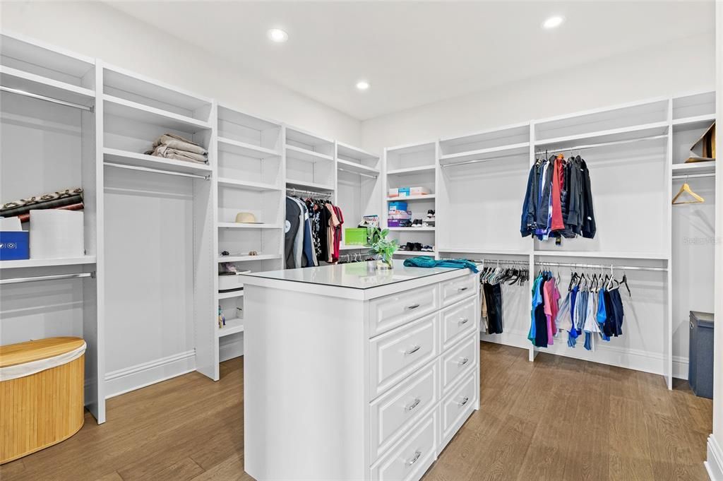 Activo con contrato: $7,500,000 (6 camas, 6 baños, 6600 Pies cuadrados)
