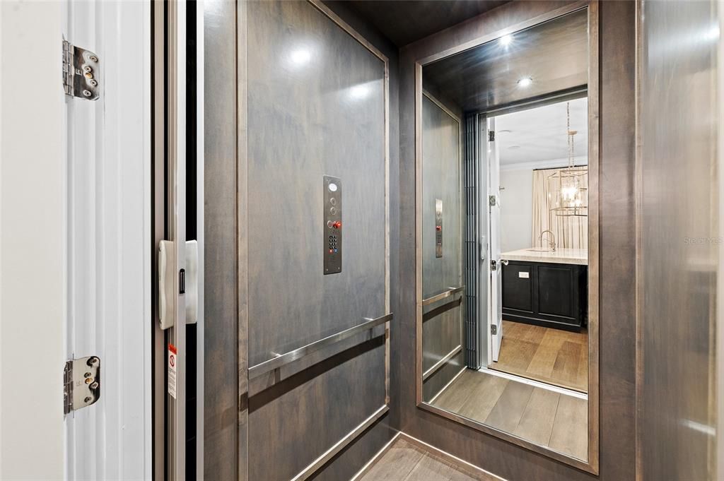 Activo con contrato: $7,500,000 (6 camas, 6 baños, 6600 Pies cuadrados)