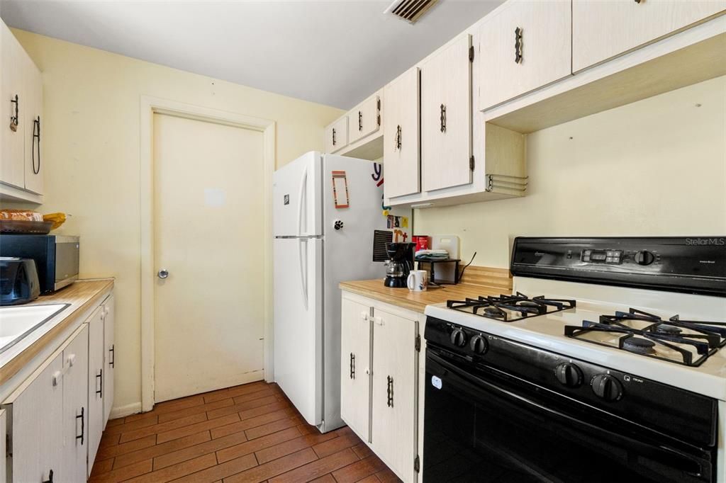 На продажу: $199,990 (2 спален, 2 ванн, 1025 Квадратных фут)