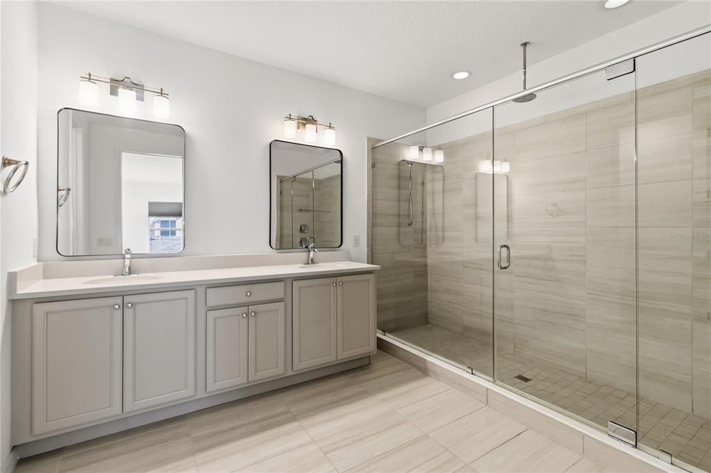 Activo con contrato: $795,000 (4 camas, 3 baños, 3092 Pies cuadrados)