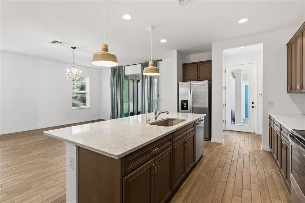 Activo con contrato: $795,000 (4 camas, 3 baños, 3092 Pies cuadrados)