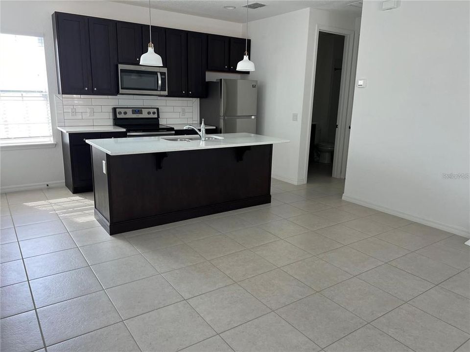 Activo con contrato: $795,000 (4 camas, 3 baños, 3092 Pies cuadrados)