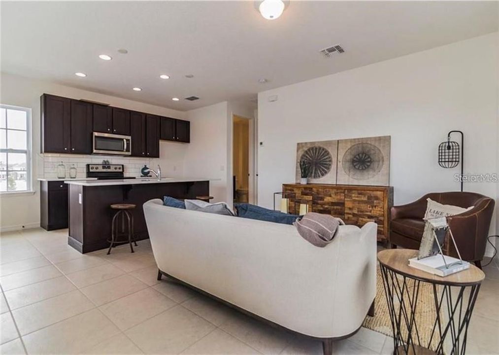Activo con contrato: $795,000 (4 camas, 3 baños, 3092 Pies cuadrados)