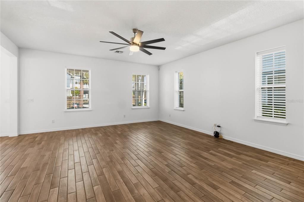 Activo con contrato: $795,000 (4 camas, 3 baños, 3092 Pies cuadrados)