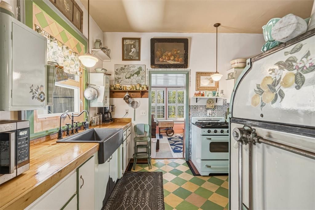 For Sale: $440,000 (3 beds, 2 baths, 2491 Square Feet)