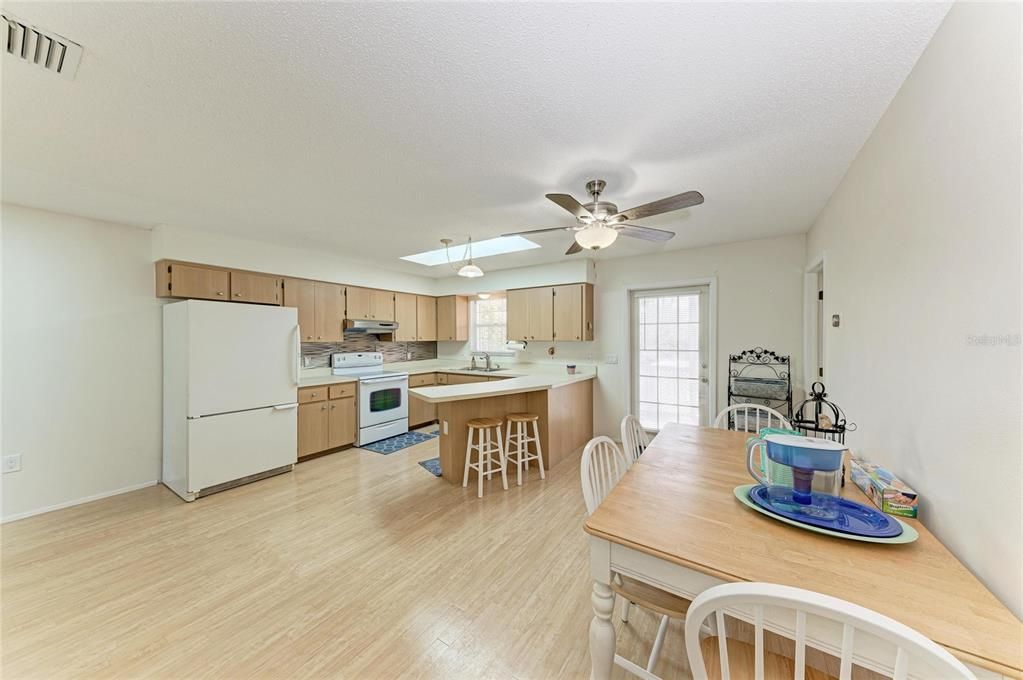 For Sale: $1,600,000 (2 beds, 2 baths, 1200 Square Feet)