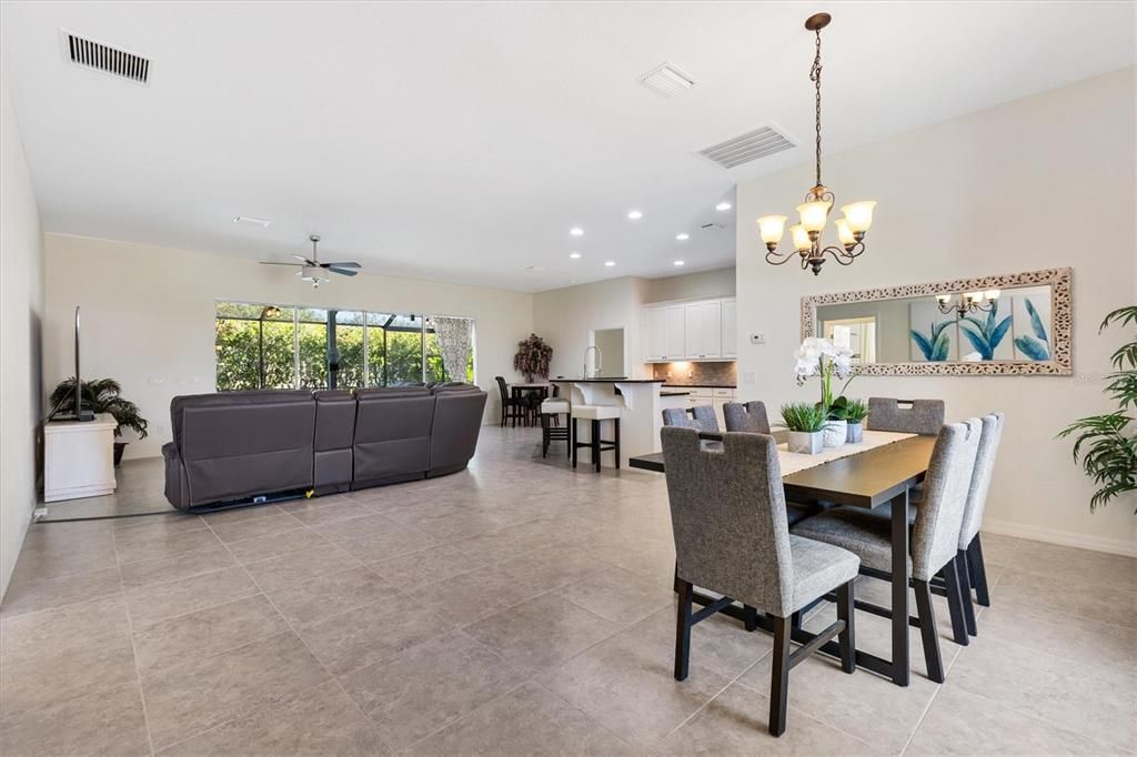 Activo con contrato: $549,000 (3 camas, 3 baños, 2016 Pies cuadrados)