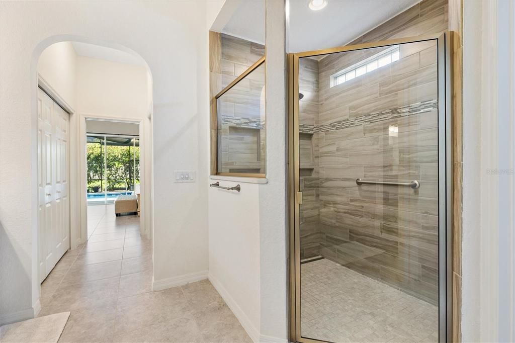 Activo con contrato: $549,000 (3 camas, 3 baños, 2016 Pies cuadrados)