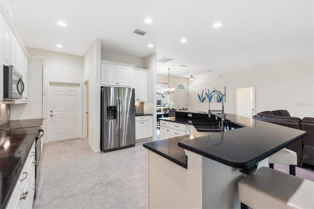 Activo con contrato: $549,000 (3 camas, 3 baños, 2016 Pies cuadrados)