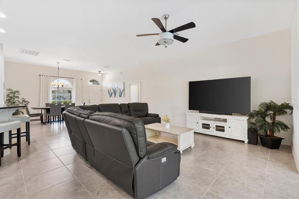 Activo con contrato: $549,000 (3 camas, 3 baños, 2016 Pies cuadrados)