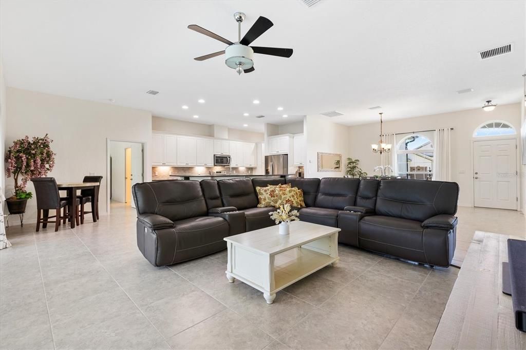 Activo con contrato: $549,000 (3 camas, 3 baños, 2016 Pies cuadrados)