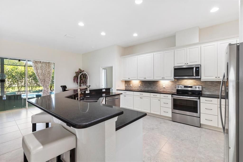 Activo con contrato: $549,000 (3 camas, 3 baños, 2016 Pies cuadrados)