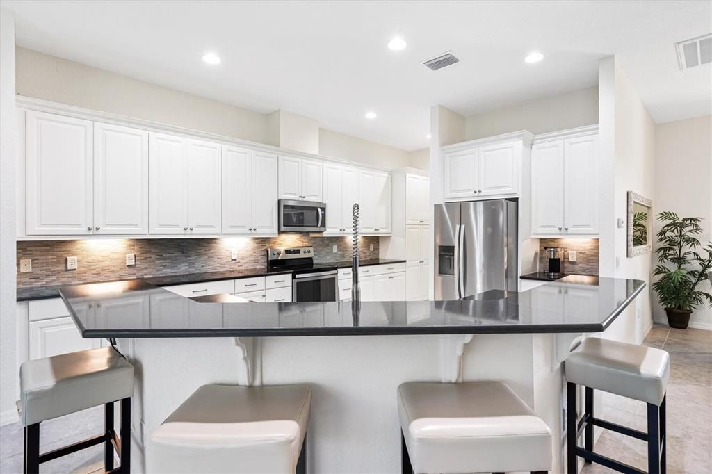 Activo con contrato: $549,000 (3 camas, 3 baños, 2016 Pies cuadrados)