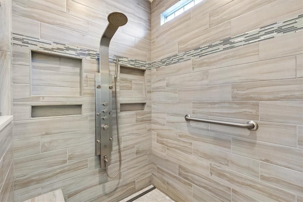 Activo con contrato: $549,000 (3 camas, 3 baños, 2016 Pies cuadrados)