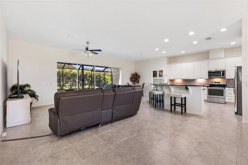 Activo con contrato: $549,000 (3 camas, 3 baños, 2016 Pies cuadrados)