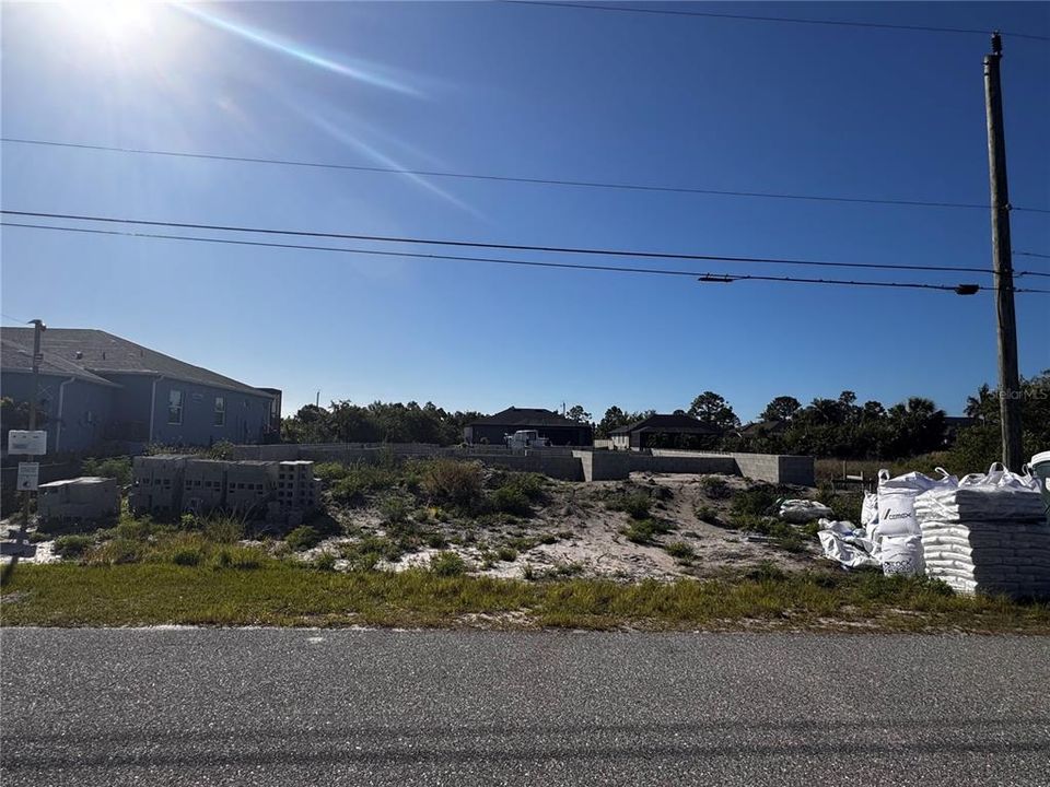 На продажу: $239,000 (0.23 acres)