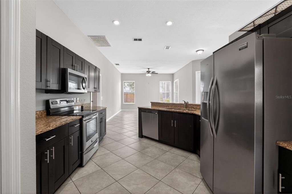 Activo con contrato: $325,000 (4 camas, 2 baños, 1850 Pies cuadrados)