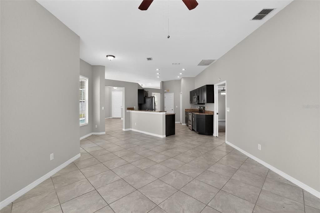 Activo con contrato: $325,000 (4 camas, 2 baños, 1850 Pies cuadrados)