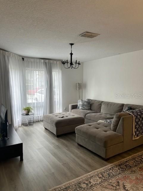 Под контрактом: $149,900 (3 спален, 2 ванн, 1198 Квадратных фут)