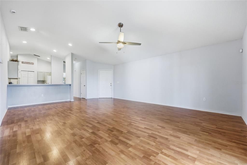 For Sale: $445,000 (3 beds, 2 baths, 1296 Square Feet)