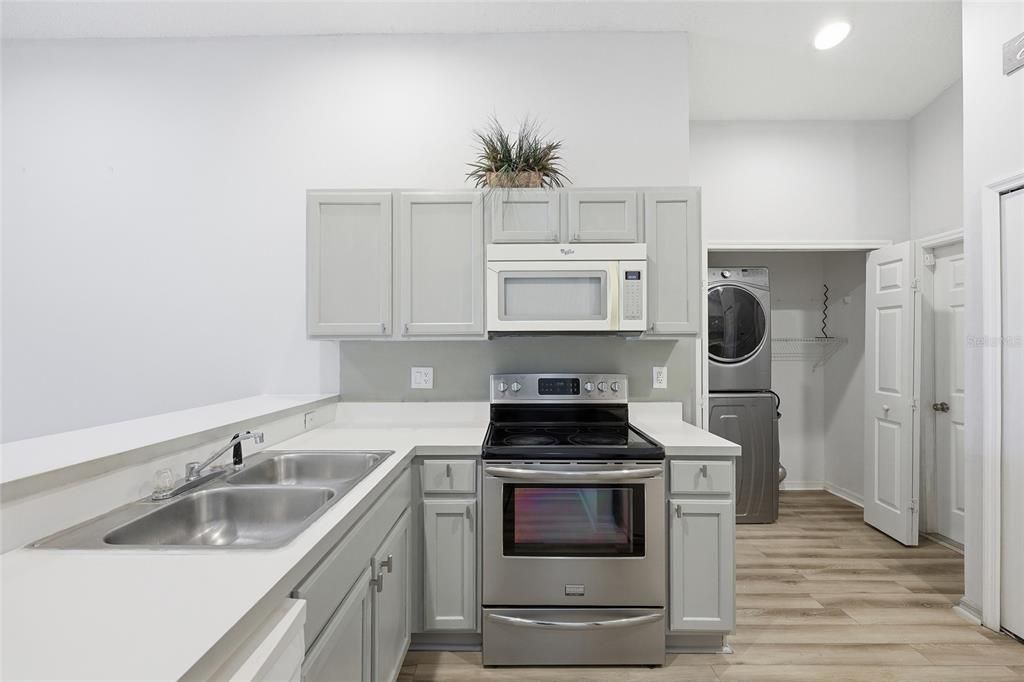 For Sale: $445,000 (3 beds, 2 baths, 1296 Square Feet)