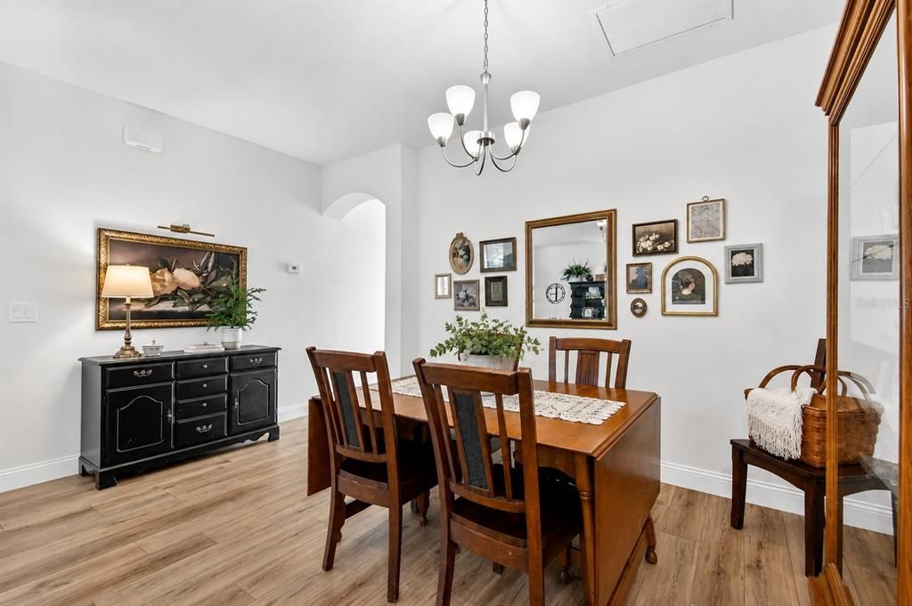 En Venta: $359,850 (4 camas, 2 baños, 2003 Pies cuadrados)