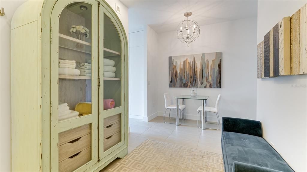 For Sale: $235,000 (1 beds, 1 baths, 595 Square Feet)
