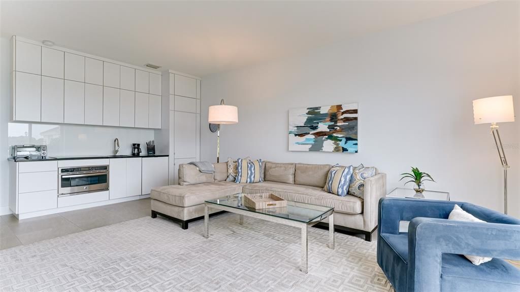 For Sale: $235,000 (1 beds, 1 baths, 595 Square Feet)