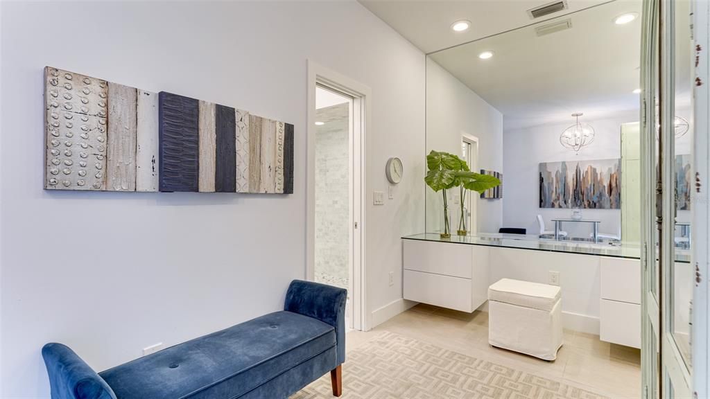 For Sale: $235,000 (1 beds, 1 baths, 595 Square Feet)