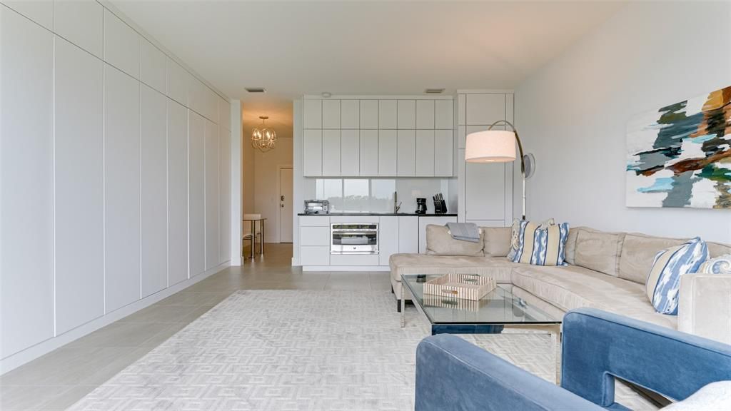 For Sale: $235,000 (1 beds, 1 baths, 595 Square Feet)