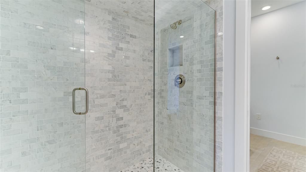 For Sale: $235,000 (1 beds, 1 baths, 595 Square Feet)