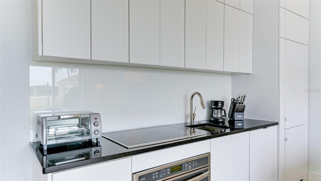 For Sale: $235,000 (1 beds, 1 baths, 595 Square Feet)