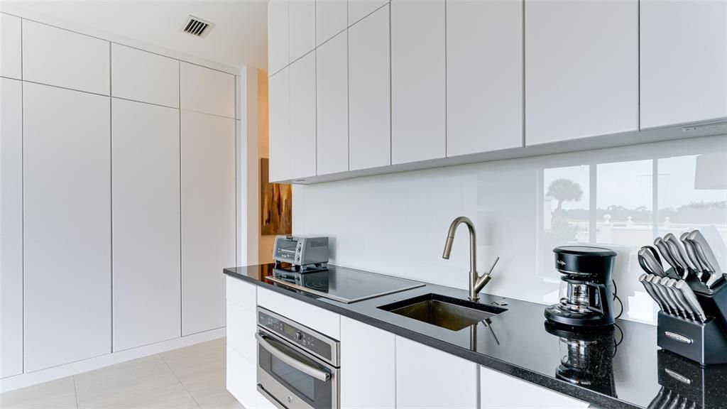 For Sale: $235,000 (1 beds, 1 baths, 595 Square Feet)