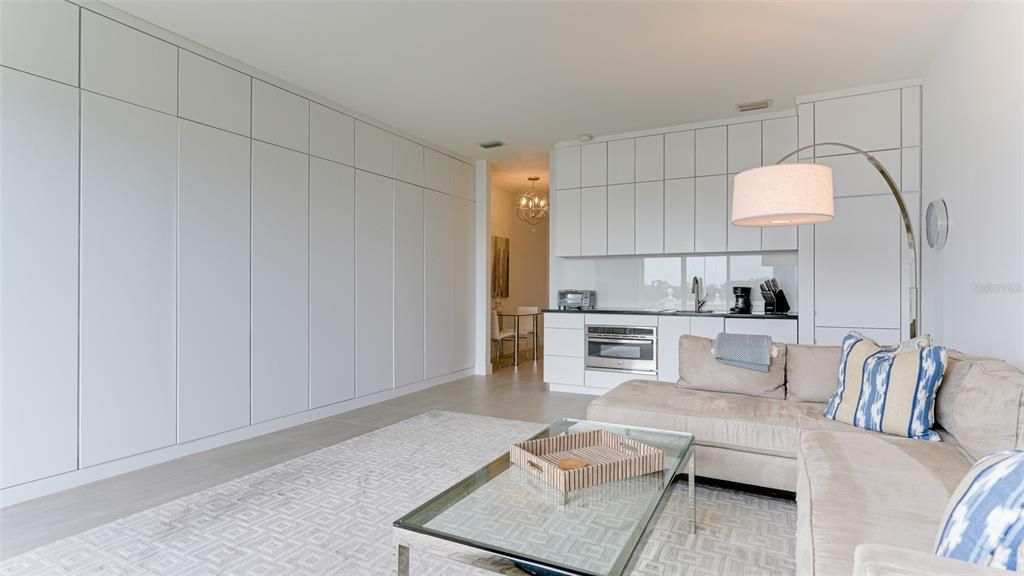 For Sale: $235,000 (1 beds, 1 baths, 595 Square Feet)