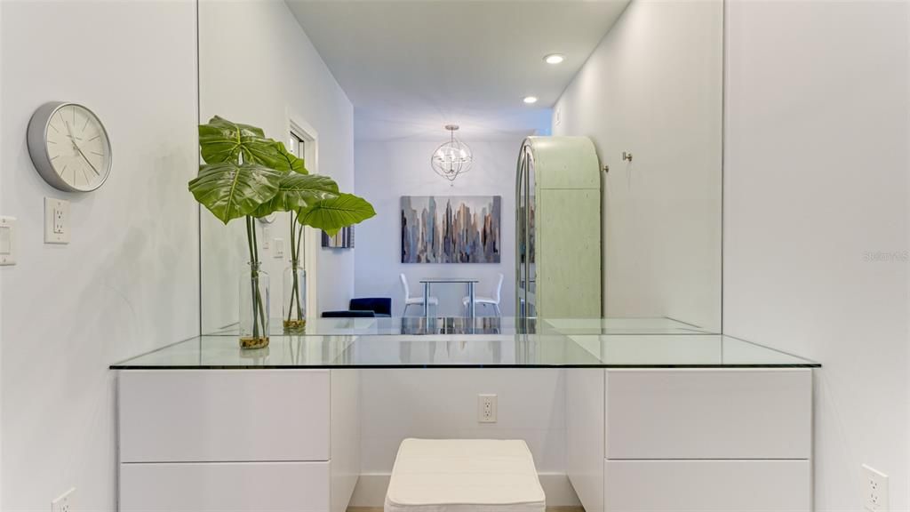 For Sale: $235,000 (1 beds, 1 baths, 595 Square Feet)