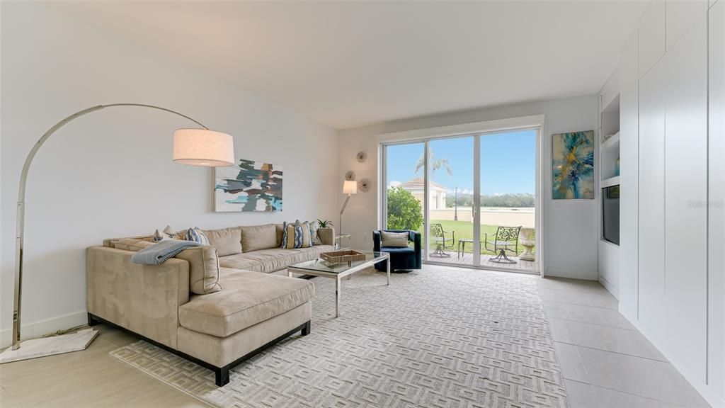 For Sale: $235,000 (1 beds, 1 baths, 595 Square Feet)