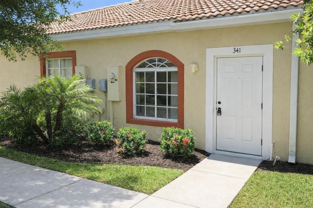 For Rent: $1,450 (2 beds, 2 baths, 812 Square Feet)