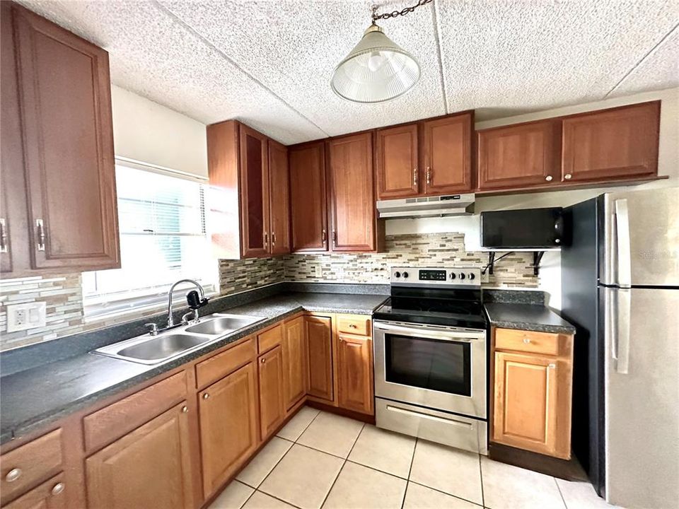 For Rent: $1,225 (1 beds, 1 baths, 742 Square Feet)