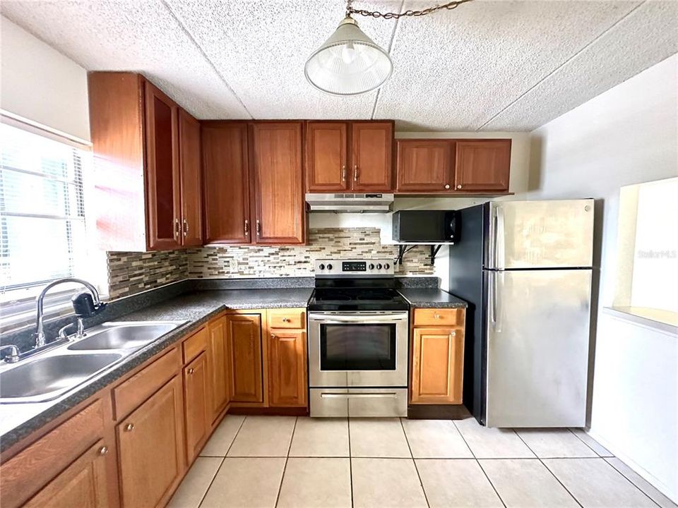For Rent: $1,225 (1 beds, 1 baths, 742 Square Feet)