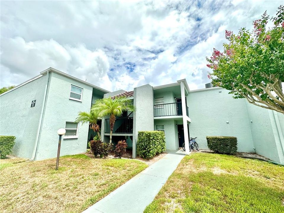 For Rent: $1,225 (1 beds, 1 baths, 742 Square Feet)