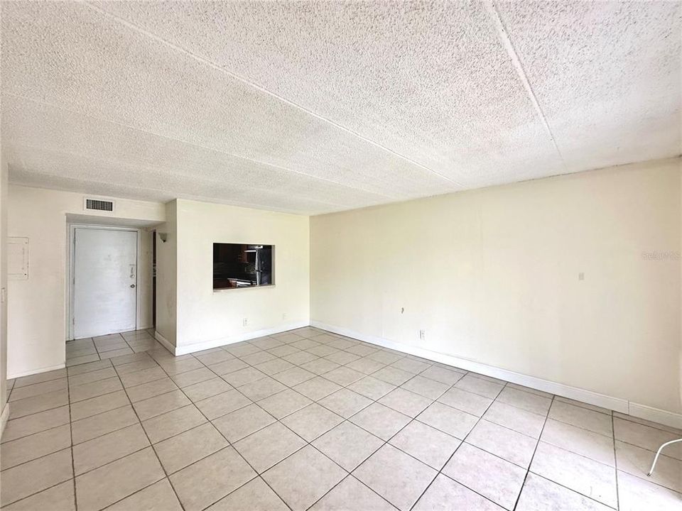 For Rent: $1,225 (1 beds, 1 baths, 742 Square Feet)