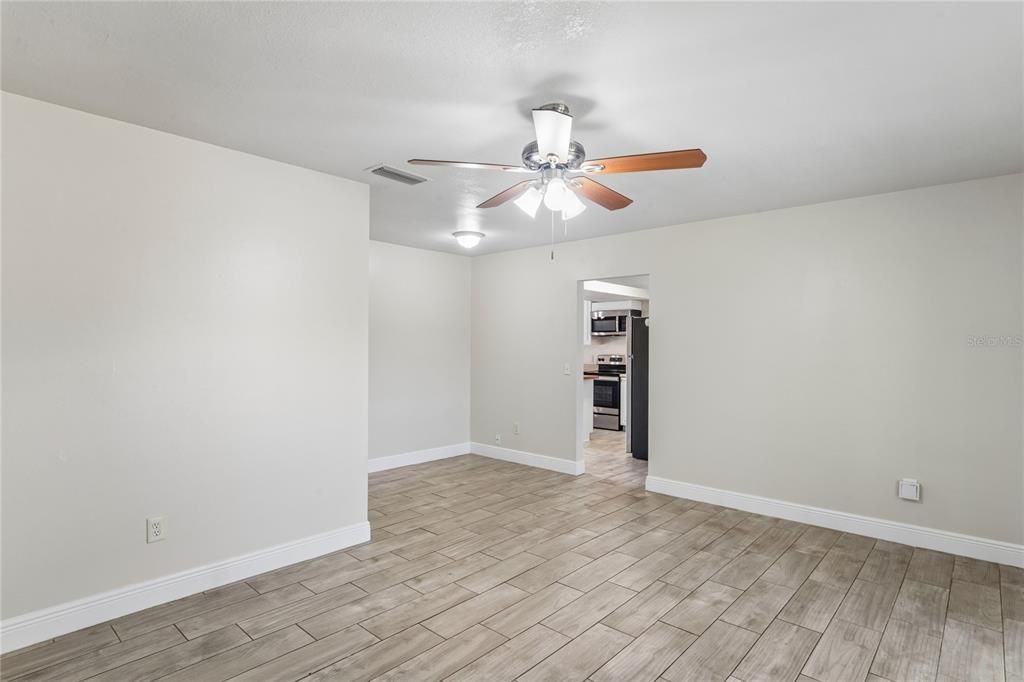 Activo con contrato: $389,900 (3 camas, 2 baños, 1188 Pies cuadrados)